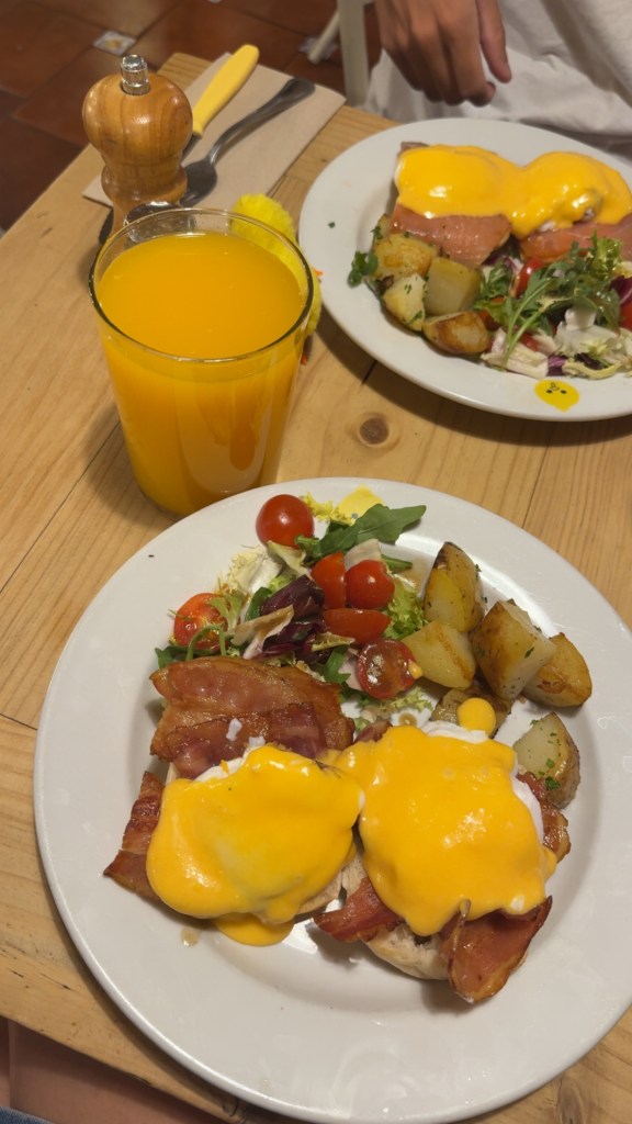 Billy Brunch Barcelona Eggs Benedict