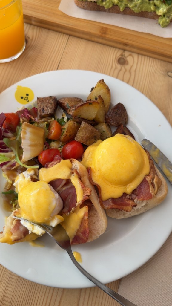 Billy Brunch Barcelona Eggs Benedict